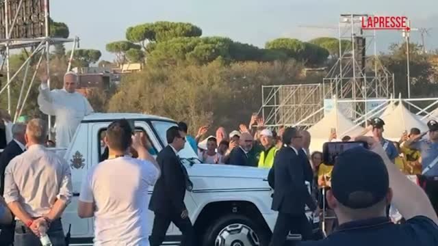 Un pellegrino lancia la maglia della Roma al pontefice: presa al volo da un uomo della scorta