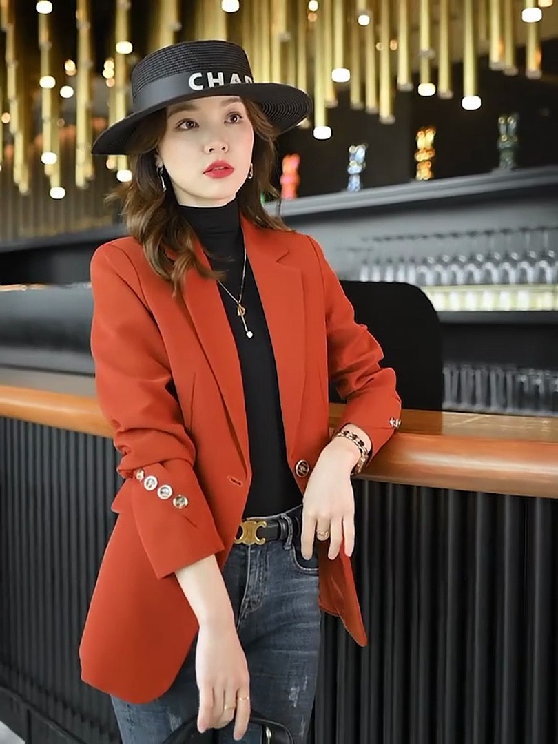 ⁣Versatile Brown Blazer: Perfect for Work or Everyday