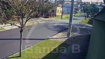 Câmera flagra momento em que Mercedes tomba ao ser atingida por BYD em cruzamento sem sinalização; assista
