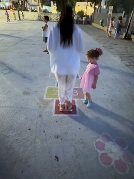 Η Χριστίνα Μπόμπα παίζει με τις κόρες της στην Πάρο