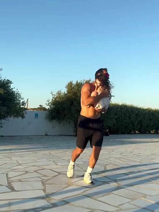 Ο Σάκης Τανιμανίδης παίζει με την κόρη του