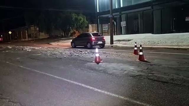Perigo na pista! Pedras espalhadas na Rua Manaus podem causar acidentes