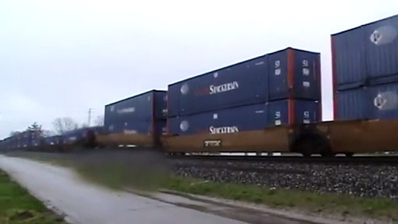CSX 9043 leads a one unit wonder Q131 - CSXIndyLine (360p, h264)