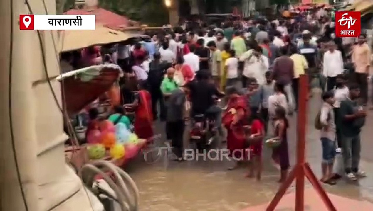 वाराणसी में घाट छोड़कर सड़कों पर पहुंचीं गंगा; बा...