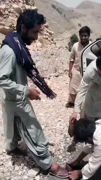 روٹھے ھوئے یاروں کو کیسے منائیں؟؟؟ یہ ھے دیسی طریقہ ۔۔ کیسے نہیں مانے گا صرف منانے والے اپنے دل صاف کریں۔۔