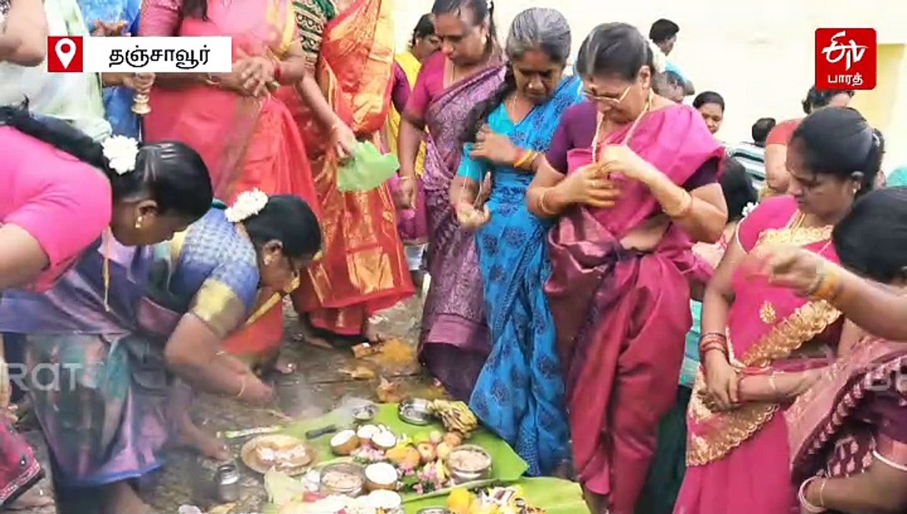 ஆடிப்பெருக்கு விழா: மஞ்சள் கயிறு மாற்றி புதுமண...