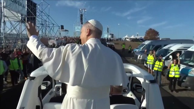 Papa Leone arriva per celebrare la messa per centinaia di migliaia di giovani cattolici