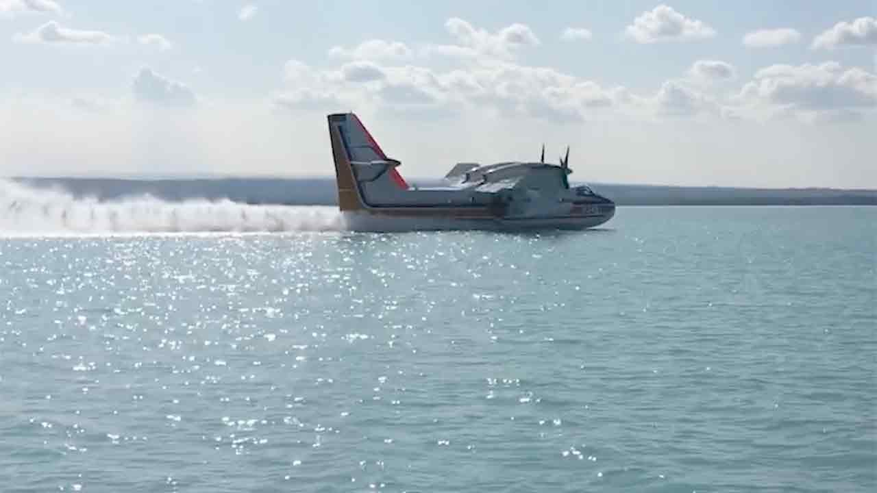 🔥 Blusvliegtuig schept water uit het meer en vliegt recht op de vlammen af!