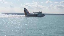 🔥 This firefighting plane skims a lake and flies straight into the flames!