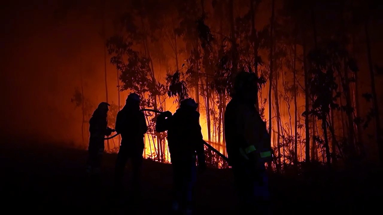 Activos tres incendios en Ponteceso (A Coruña) que alcanzan ya las 220 hectáreas calcinadas