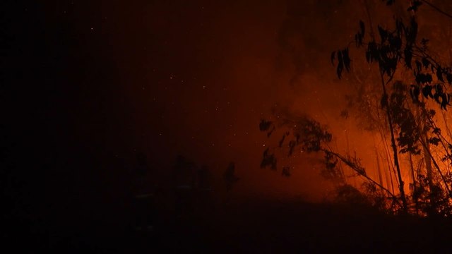 Activos tres incendios en Ponteceso que alcanzan ya las 220 hectáreas calcinadas