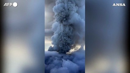 Un vulcano russo dormiente erutta per la prima volta in 450 anni