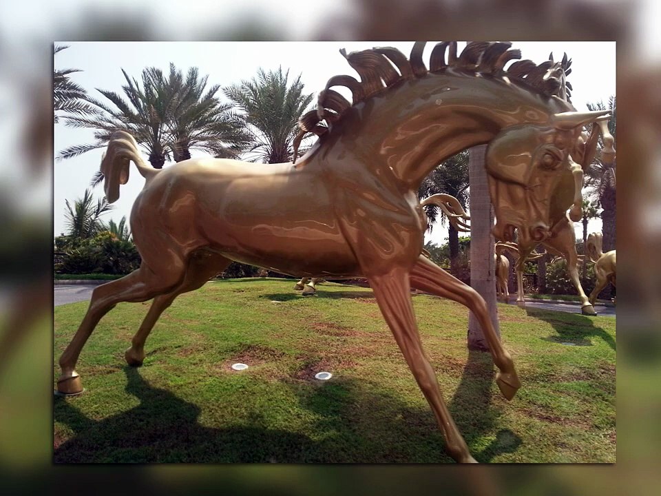 Dubai Madinat Jumeirah 18 Golden Horses at the Entrance #madinatjumeirah #viralvideo  #trending