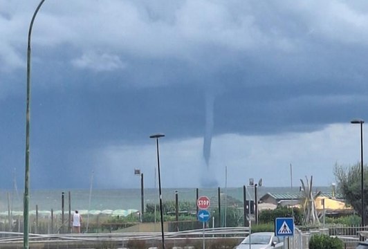 Tromba d'aria sul mare a Porto Garibaldi