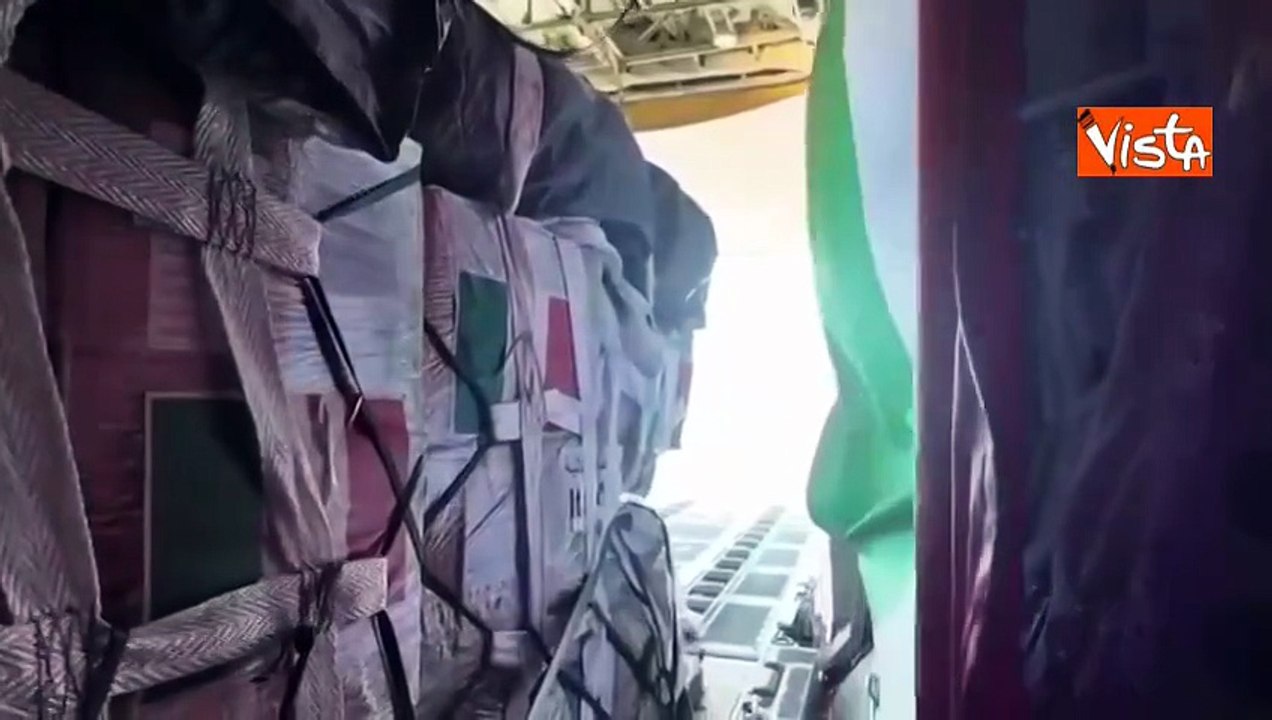 Il lancio di aiuti umanitari italiani a Gaza da aerei degli Emirati Arabi Uniti