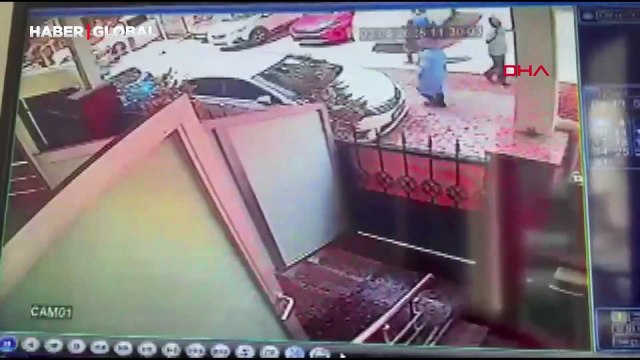 Küçükçekmece'de apartman yıkım sırasında bir başka apartmanın üzerine çöktü