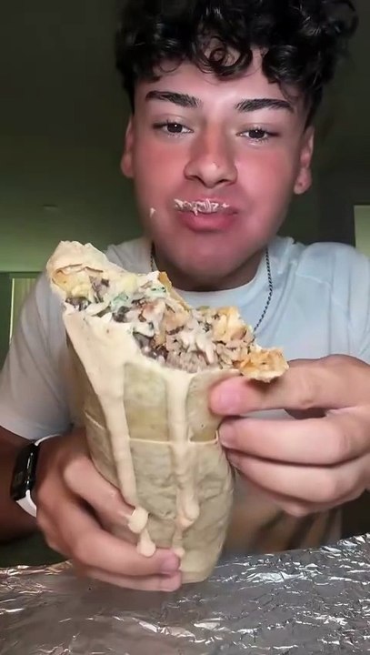 Follow for more ASMR videos🌮🍟 Credits: @dylaneatss_ #mukbang #asmr #fastfood #asmreating