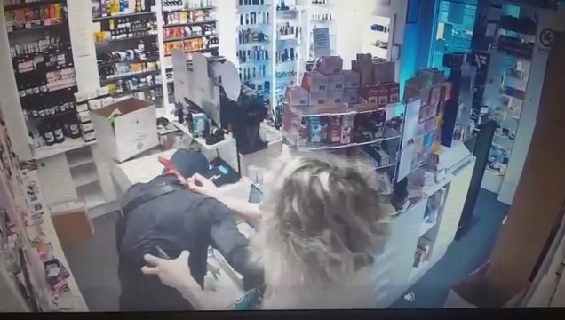 Firenze, ladro entra nel suo negozio: la titolare reagisce in forza, lo picchia e lo mette in fuga