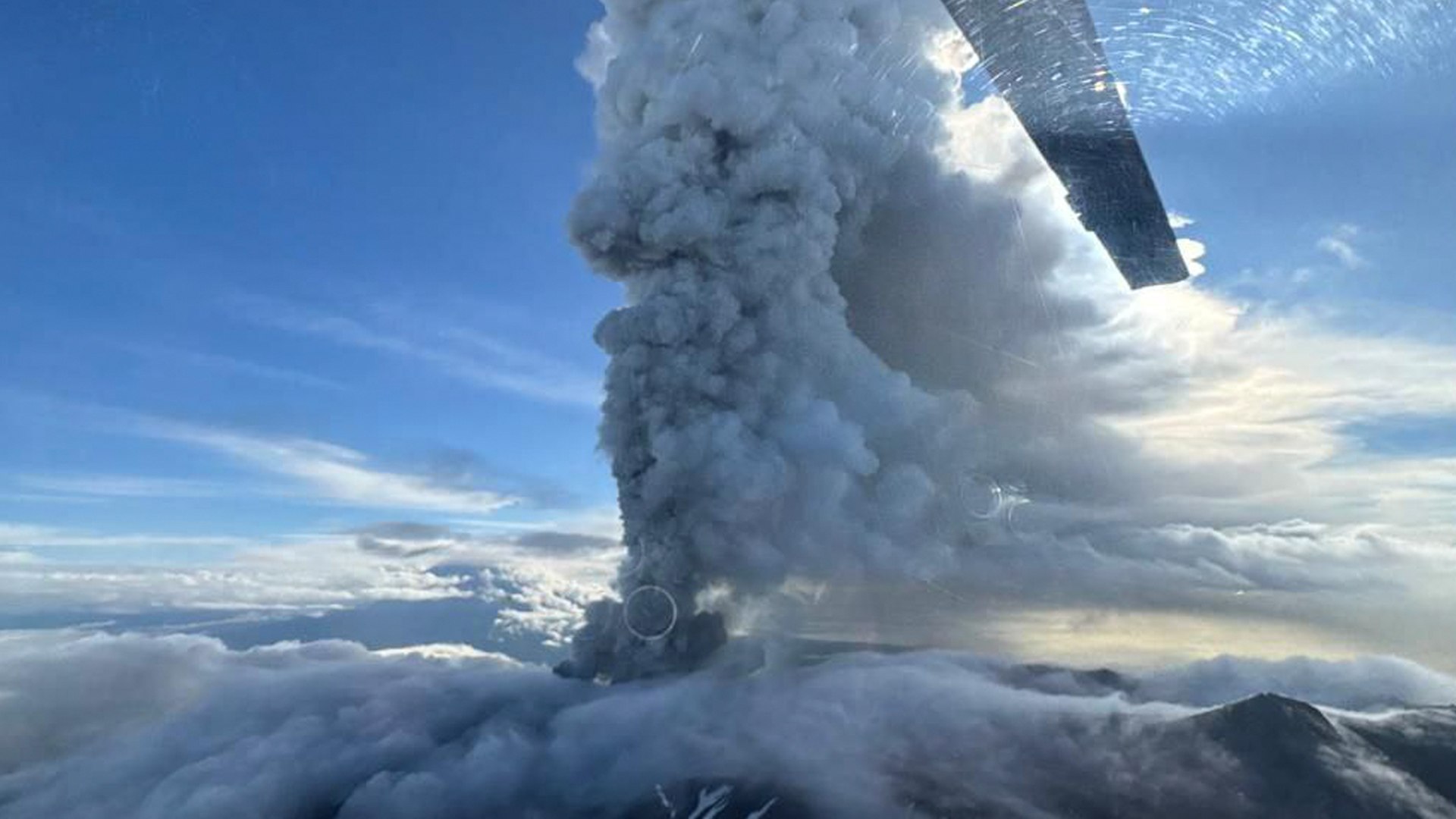 Un volc�n entr� en erupci�n por primera vez en m�s de 600 a�os en el Lejano Oriente de Rusia despu�s de que un poderoso terremoto sacudiera la regi�n a principios de esta semana.