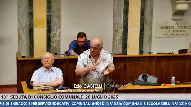 Alessandria, il consigliere comunale in pantaloncini chiede «più educazione civica a scuola». Bacchettato dalla collega del Pd