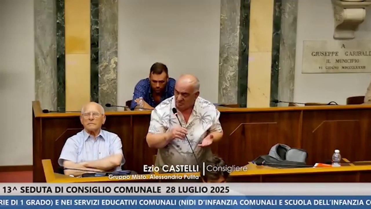 Alessandria, il consigliere comunale in pantaloncini chiede «più educazione civica a scuola». Bacchettato dalla collega del Pd