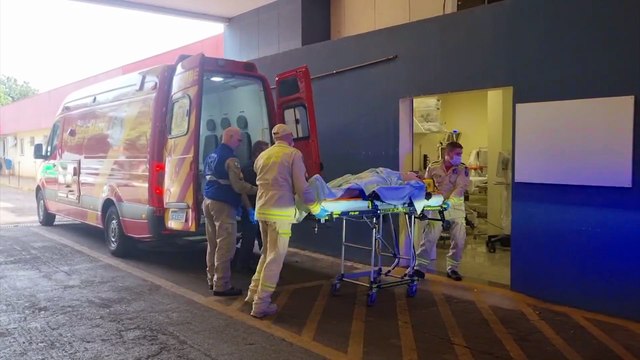 Ciclista vai parar embaixo de ônibus na Avenida Brasil e tem lesões graves