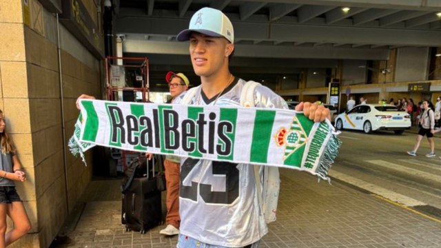 Nelson Deossa llega a Sevilla y así presume los colores del Betis tras su paso por Liga MX