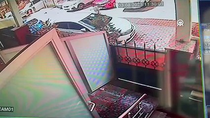 Küçükçekmece'de apartman yıkım sırasında çöktü