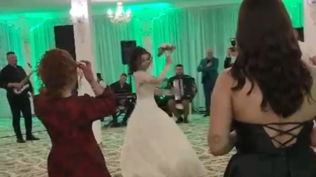 Bride skips traditional bouquet toss to help friend receive a heartwarming proposal