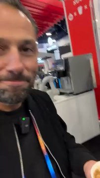 Un robot barista qui fait des cafés stylés 🦾☕️Le premier qui dit que je suis un buvable, je lui en colle une 😆#ces #ces2026 #robot
