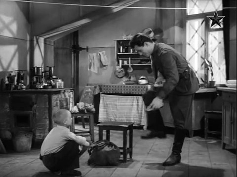 Город зажигает огни.