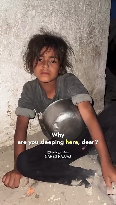 غزہ میں الشفاء ہسپتال کے سامنے ایک بچہ انتہائی تھکن سے سو رہا ہے، وہ کھانا حاصل کرنے کی کوشش کر رہا ہے، اسی طرح جاری قبضے کے محاصرے کی وجہ سے بچوں میں بھوک کے واقعات میں اضافہ ہو رہا ہے۔