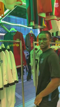 El Barça se va a una tienda de camisetas y vean la que escogió Flick: no lo dudó