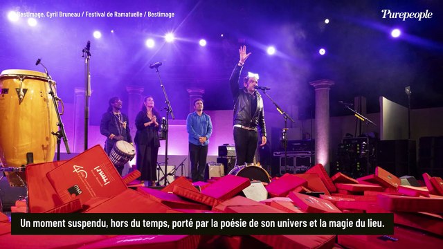 Retrouvailles familiales pour Matthieu Chedid à Ramatuelle : sa soeur Anna et son frère Joseph, rares en public, l'accompagnent