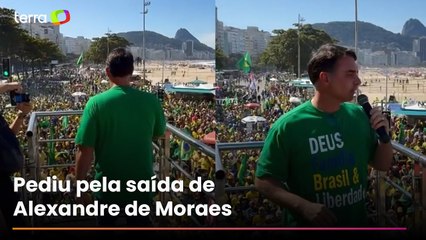 Durante manifestação, Flávio Bolsonaro relata visita ao pai: 'Sentado carregando a tornozeleira'