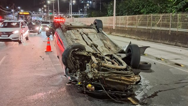 Carro capota e deixa trânsito complicado na avenida ACM; vítima foi projetada