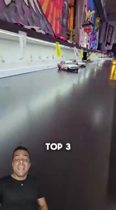 Um dos brinquedos mais desejados deste Natal! 🎄Este incrível carrinho de controle remoto faz drift como nos filmes de Velozes e Furiosos! 🚗💨 Seu filho vai se sentir um verdadeiro piloto profissional... mas aposto que você vai querer testar primeiro!