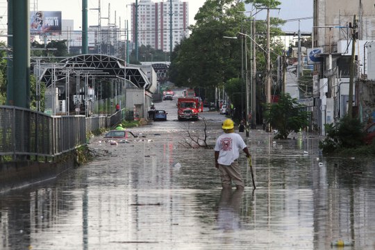 Se inundan avenidas en Guadalajara