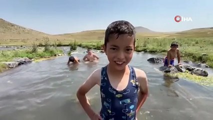 Kars’ta termometreler 34 dereceyi gördü: Çocuklar dere sularında serinledi