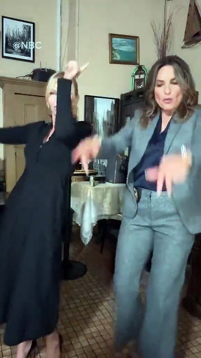 Buzz : La chaîne NBC met en ligne la danse endiablée des deux stars de la série "New York Unité Spéciale", Mariska Hargitay et Kelli Giddish, en attendant la nouvelle saison