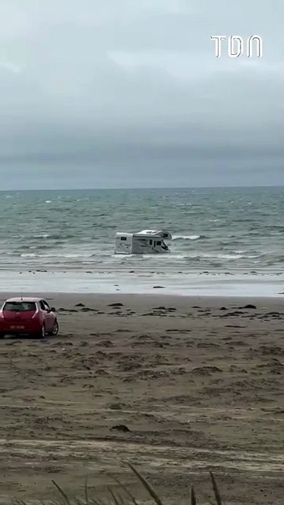 Il gare son camping-car sur la plage, ça finit mal