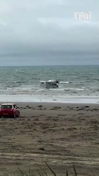 Il gare son camping-car sur la plage, ça finit mal