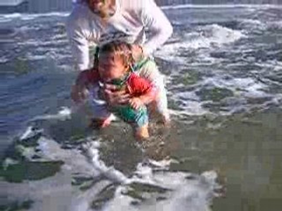 Lucas se baigne dans les vagues