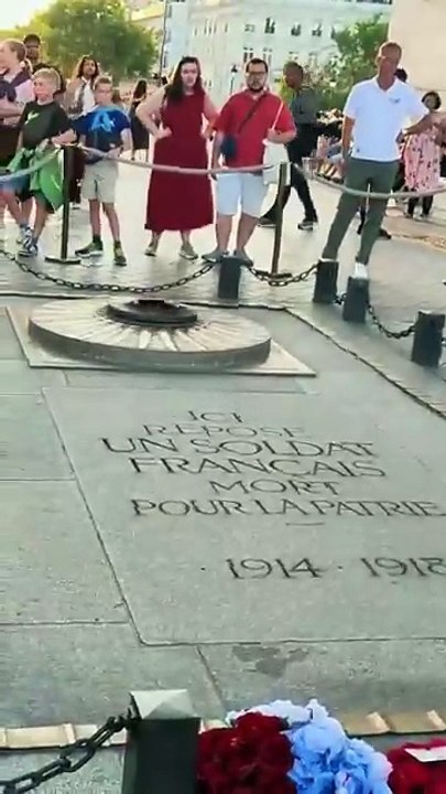 Honteux et irrespectueux: Un homme se sert de la flamme du soldat inconnu sous l'Arc de Triomphe pour allumer sa cigarette provoquant stupeur et indignation - VIDEO