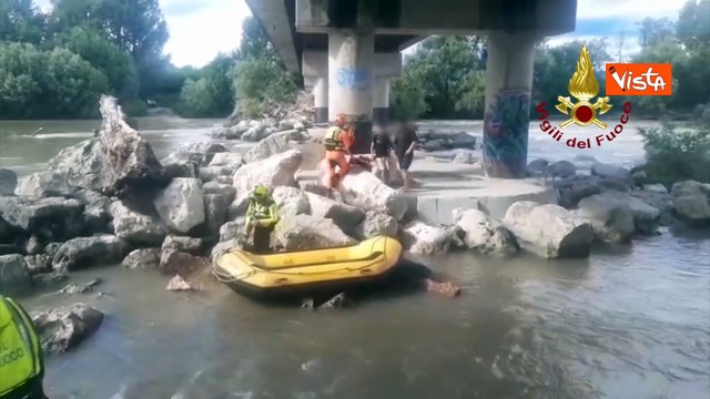 Salvati con gommone da Vigili del Fuoco due ragazzi bloccati sotto Ponte San Pancrazio a Verona