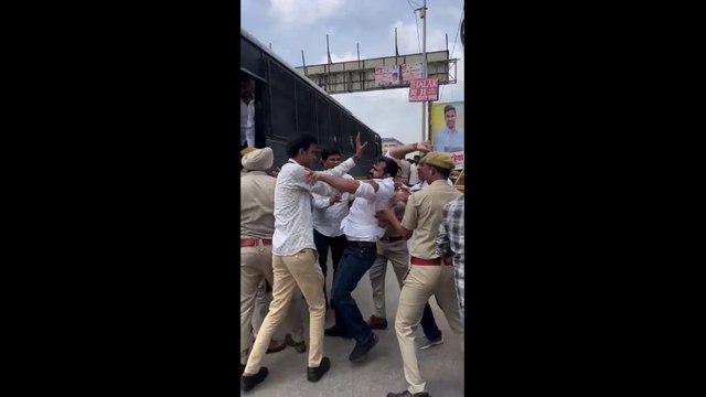 VIDEO: छात्रसंघ चुनाव की मांग को लेकर NSUI का प्रदर्शन, अलवर जिलाध्यक्ष सतीश पटेल गिरफ्तार