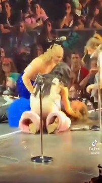 En plein concert à Détroit, la chanteuse Katy Perry vient en aide à une jeune fan qui a fait un malaise sur la scène - Elle est restée à ses côtés jusqu’à l’arrivée des secours - VIDEO