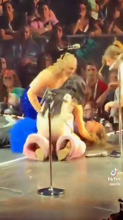 En plein concert à Détroit, la chanteuse Katy Perry vient en aide à une jeune fan qui a fait un malaise sur la scène - Elle est restée à ses côtés jusqu’à l’arrivée des secours - VIDEO