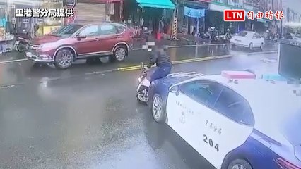 派出所大門口騎機車逆向撞警車 屏東73歲阿伯這下GG了（里港警分局提供）