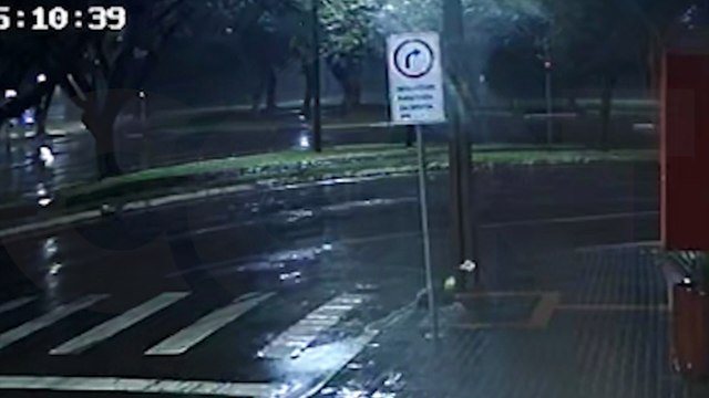 Vídeo mostra carro derrubando poste e provocando curto-circuito entre as Avenidas Brasil e Barão do Rio Branco
